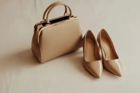 Jaki kolor torebki do beżowych butów? Odkryj idealne połączenia!